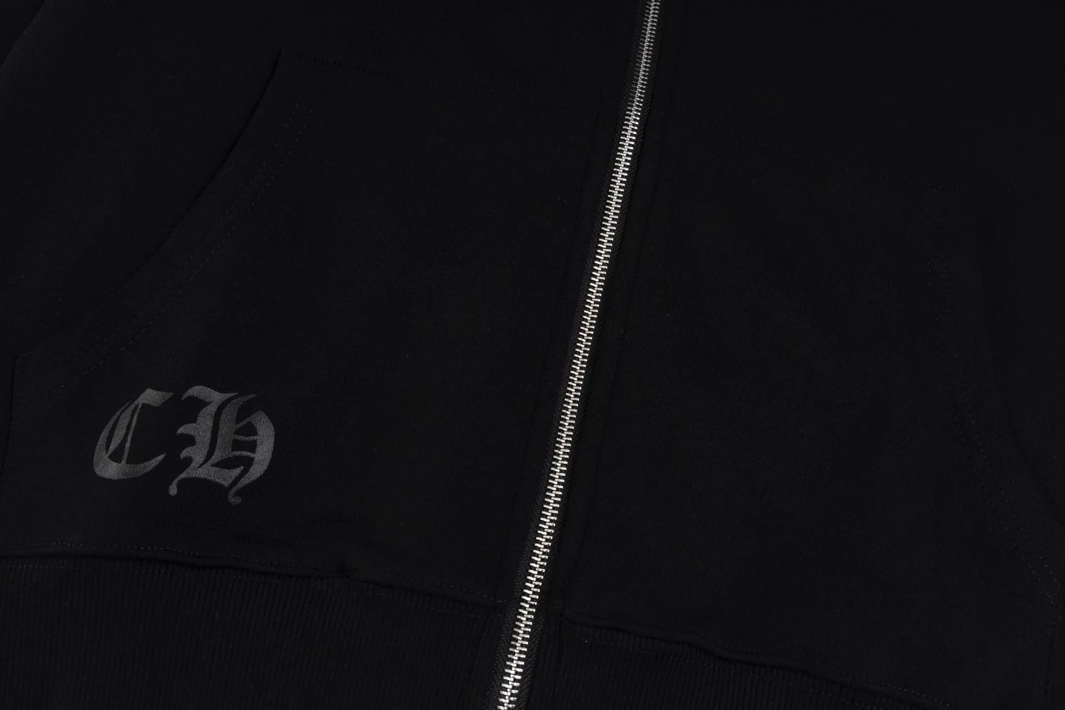 🅿️370 Style No. B47 Crow Heart Horseshoe Unicorn Arm Printed Drawstring Jacket The same classic jacket style at the counter Fabric: 420g double-strand double yarn pure cotton terry Technology: imported machine white ink direct-jet printing technology Accessories: complete three standards zp same style ➕moisture-proof paper Version: os loose version Same style for men and women Can wear up to 200 pounds Factory-made workmanship, all double-needle and double-thread hemming, smooth grade at the interface, 480g high gram weight, same dyeing thread in the same vat, to avoid color misalignment at the collar and hem, every detail is perfectly restored, the effect is directly full size: s m l xl colour: black, manual measurement error of 2cm-3cm is normal.